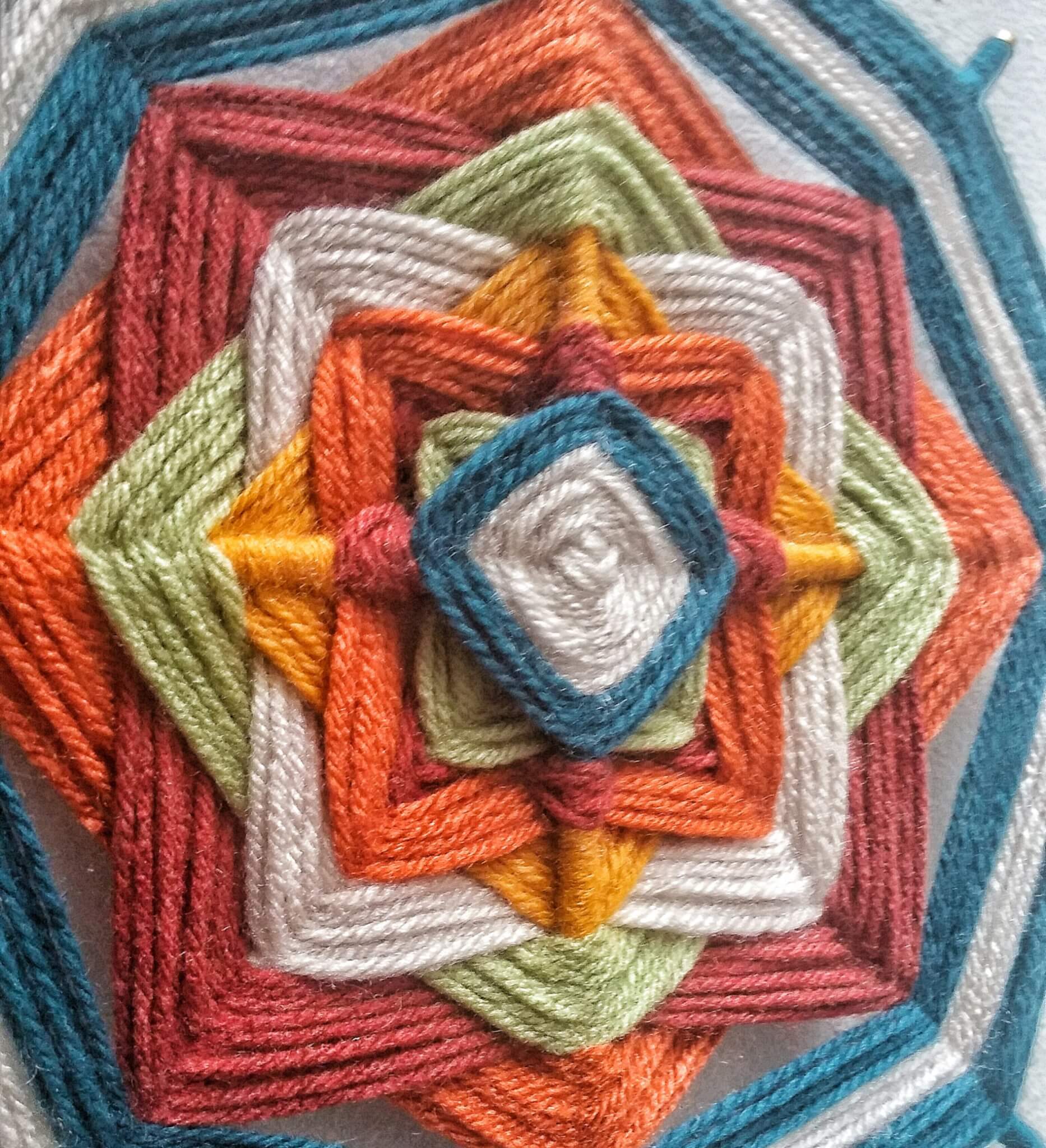 close up ojo de dios diy yarn god's eye mandala craft