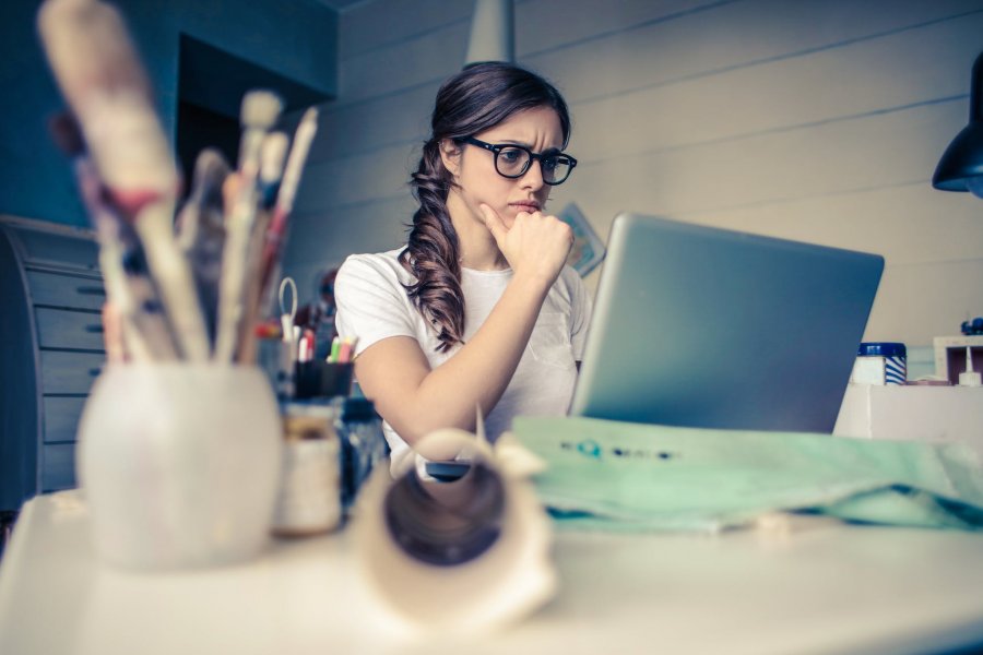 photo of an artist working on her laptop and thinking about SEO